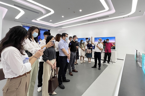 鸿利智汇：目前Mini LED产品已经运用于AI交互终端VR眼镜等产品