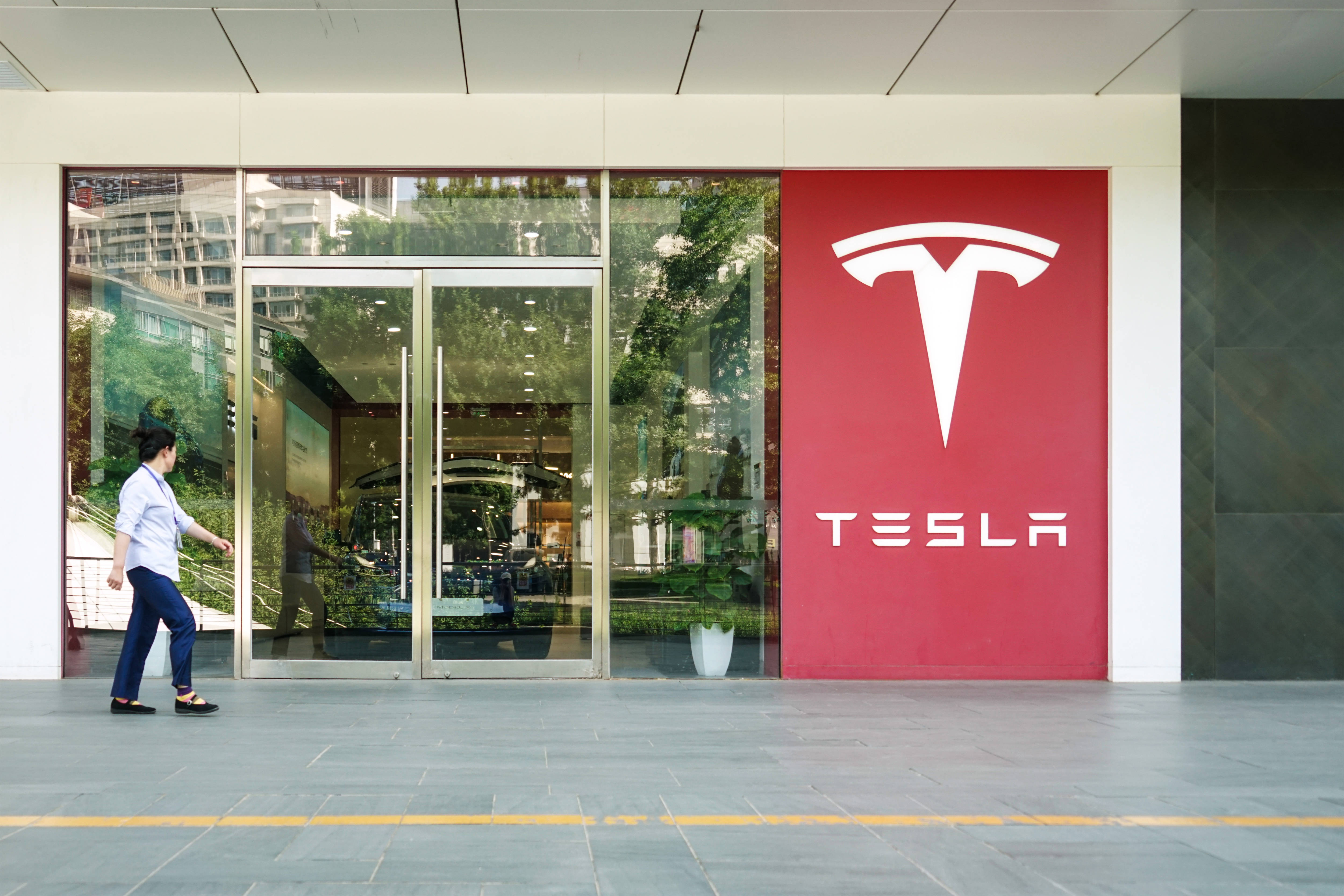 特斯拉大跌！营收新高、利润下滑