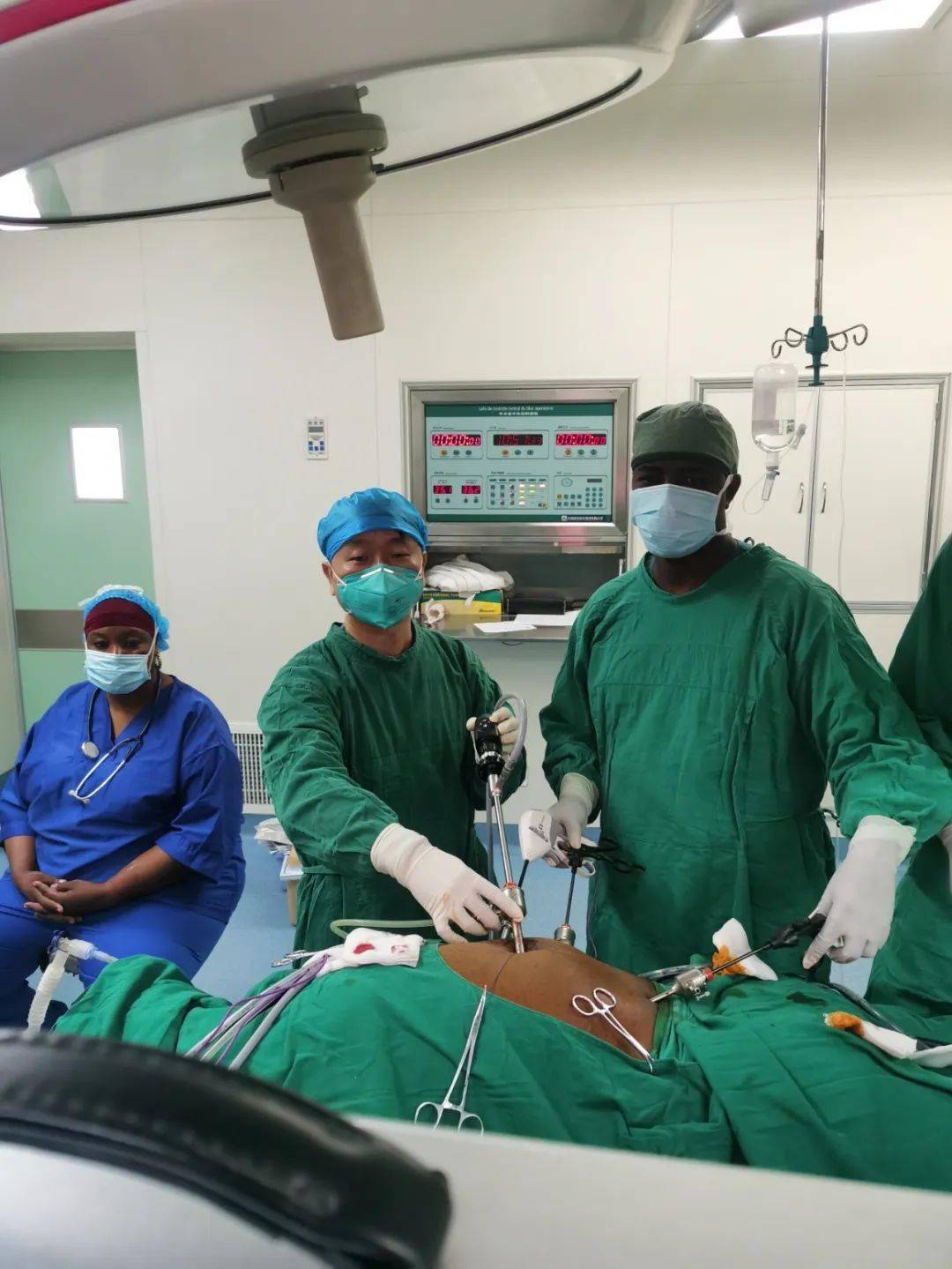 中国医生完成尼日尔首例耳科鼓室成形术