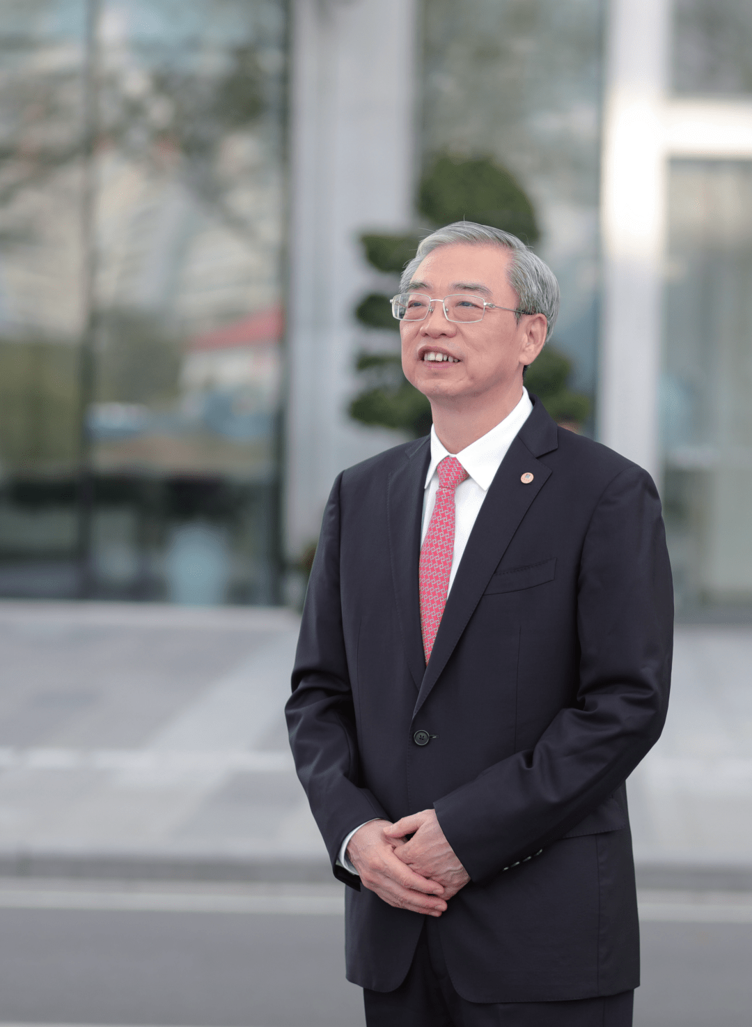 中华企业:董事长李钟及副董事长王昕轶辞职